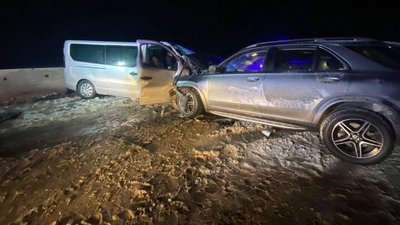 Зіткнулися бус і легковий автомобіль: у ДТП поблизу Житомира травми отримали четверо людей Зіткнулися бус і легковий автомобіль: у ДТП поблизу Житомира травми отримали четверо людей