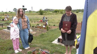 "Пішов служити, як і менший брат": спогади матері загиблого Героя України з Волині Романа Марценюка "Пішов служити, як і менший брат": спогади матері загиблого Героя України з Волині Романа Марценюка