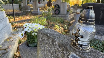 "Головне згадати і пам'ятати про них": як готуються ужгородці до пам’яті померлих