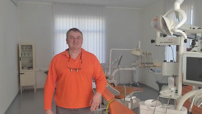 "Кожен має вкластись, тоді ми виграємо цю війну": родина лікарів з Волині безплатно лікує зуби військовим "Кожен має вкластись, тоді ми виграємо цю війну": родина лікарів з Волині безплатно лікує зуби військовим