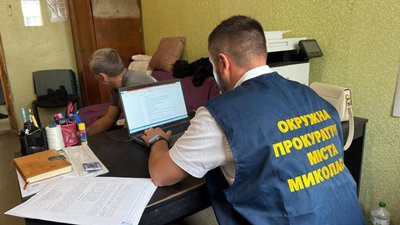 Працівник прокуратури поруч із підозрюваним