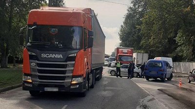 В Одесі зіткнулися вантажівка та дві автівки: одна людина травмувалася