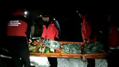 На Буковині у горах на обледенілій дорозі впав чоловік. До медиків його несли рятувальники