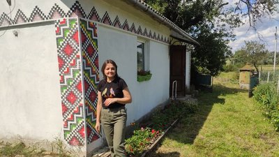 Оксана Чмиленко біля бабусиної хати Оксана Чмиленко біля бабусиної хати