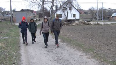 Проблеми із доїздом у громаді на Волині: люди ходять пішки через поле Проблеми із доїздом у громаді на Волині: люди ходять пішки через поле