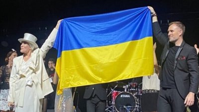 Лайма Вайкуле вийшла на сцену з прапором України