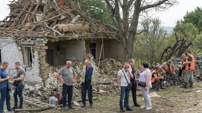 Поранені люди, зруйновані будинки. На місці ракетного удару по Дніпру: розповіді очевидців і фоторепортаж