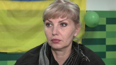 Плетуть сітки, збирають речі, воду та ліки. Як працює волонтерський штаб «Оберіг» у Дніпрі Плетуть сітки, збирають речі, воду та ліки. Як працює волонтерський штаб «Оберіг» у Дніпрі