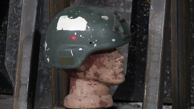Сергій вистрілив у шолом, аби перевірити його захисні властивості. Сергій вистрілив у шолом, аби перевірити його захисні властивості.
