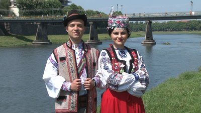 Артисти Закарпатського хору в костюмах Тячівського району