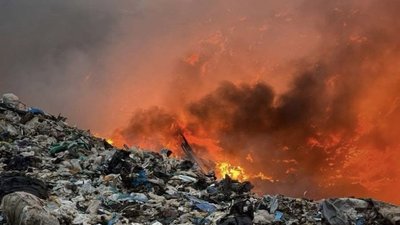 На Закарпатті гасять пожежу на площі 500 квадратних метрів.