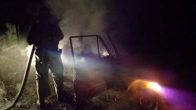 Вночі на Харківщині згоріли дві машини Вночі на Харківщині згоріли дві машини