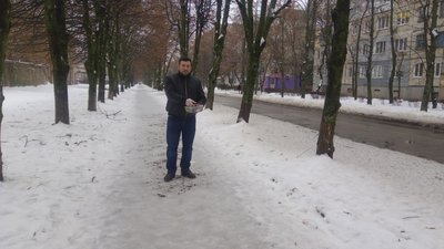"Турбуємось про екологію". Власник кав’ярні у Кропивницькому посипає тротуари кавовою гущею