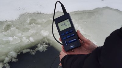 Щоб риба не задихнулася: на луцькій річці прорубали ополонки Щоб риба не задихнулася: на луцькій річці прорубали ополонки
