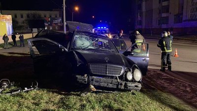 ДТП у Рівному: пасажира легковика діставали рятувальники