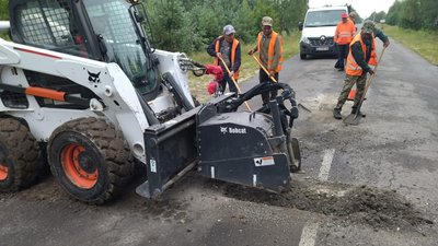 На Волині за кошти громади лагодять дорогу регіонального значення