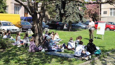 В Ужгороді для школярів провели нестандартний урок під сакурою В Ужгороді для школярів провели нестандартний урок під сакурою