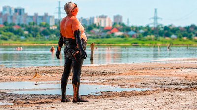 Відпочивальник на Куяльницькому лимані на Одещині