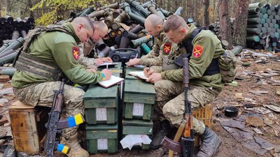 Радіодиктант на ящиках з-під снарядів Радіодиктант на ящиках з-під снарядів