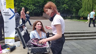 Інну Арат гримують перед перформансом Інну Арат гримують перед перформансом