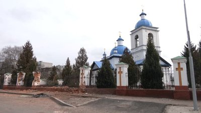 Пошкоджені житлові будинки і паркан церкви. Окупанти вкотре обстріляли мирні райони Чернігова Пошкоджені житлові будинки і паркан церкви. Окупанти вкотре обстріляли мирні райони Чернігова