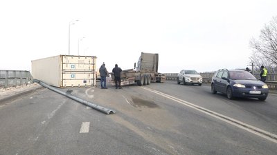 ДТП під Вінницею: вантаж із причепа фури злетів на легковий автомобіль
