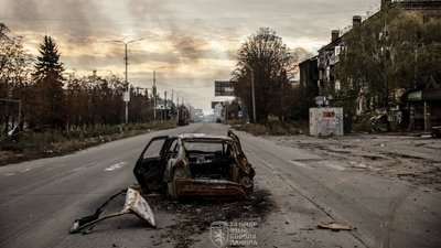 Спалена автівка посеред вулиці у Костянтинівці на Донеччині