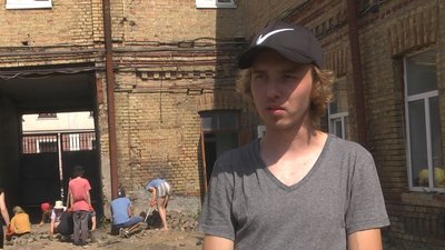 Волонтери у Луцьку реставрують гостинний дворик Волонтери у Луцьку реставрують гостинний дворик