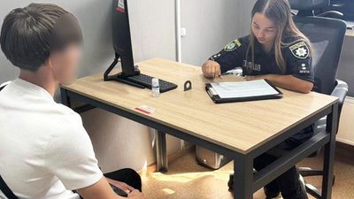 Поліцейські складають адмінпротокол на 17-річного хлопця