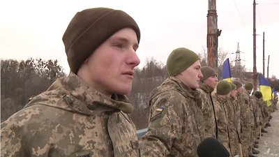 День Соборності України – у Житомирі курсанти військового інституту об'єдналися у два "живі ланцюги" День Соборності України – у Житомирі курсанти військового інституту об'єдналися у два "живі ланцюги"