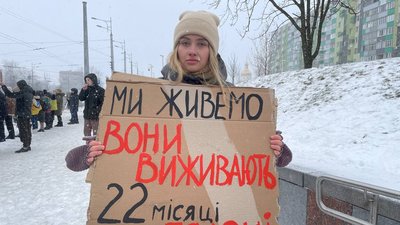 У Дніпрі рідні військовополонених вийшли на акцію У Дніпрі рідні військовополонених вийшли на акцію