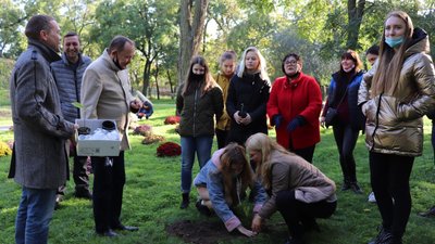 Сакури, магнолії та акації поповнили паркову зону херсонського вишу