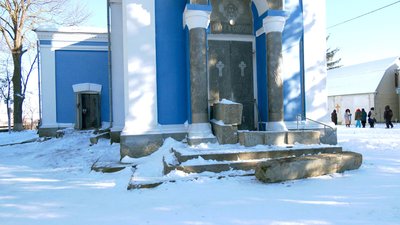 Віряни ПЦУ в середині храму, УПЦ – ззовні. Навколо церкви – спецпризначенці та поліція Віряни ПЦУ в середині храму, УПЦ – ззовні. Навколо церкви – спецпризначенці та поліція