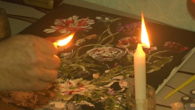 Коли немає світла Антоніна малює картини при свічках. 27 січня 2023 рік.