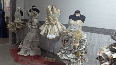 Сукні із паперу, прикрашені бантами з газет та квітами зі сторінок книг: виставка відкрилась у Луцьку Сукні із паперу, прикрашені бантами з газет та квітами зі сторінок книг: виставка відкрилась у Луцьку