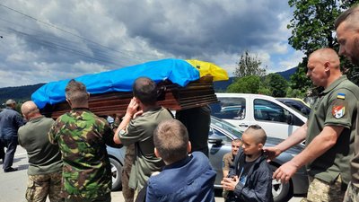 Похорон військовослужбовця Юрія Саманюка у Ворохті, що на Івано-Франківщині Похорон військовослужбовця Юрія Саманюка у Ворохті, що на Івано-Франківщині