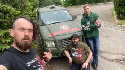 Олександр Вихованець з товаришами показує "бандеромобіль" Олександр Вихованець з товаришами показує "бандеромобіль"