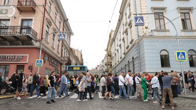 У Чернівцях інвестори, які не можуть отримати свої квартири, перекрили дорогу на Головній У Чернівцях інвестори, які не можуть отримати свої квартири, перекрили дорогу на Головній