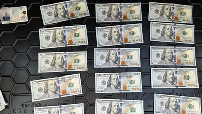 вилучені гроші, долари сша, затримали правоохоонця, незаконне переправлення за кордон вилучені гроші, долари сша, затримали правоохоонця, незаконне переправлення за кордон