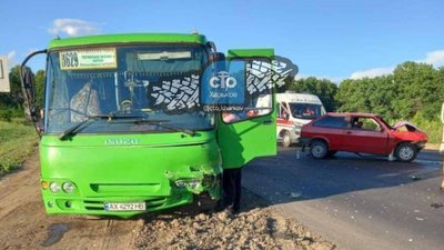 На Окружній дорозі у Харкові потрійне ДТП з вантажівкою та маршруткою: травмувалася дитина На Окружній дорозі у Харкові потрійне ДТП з вантажівкою та маршруткою: травмувалася дитина