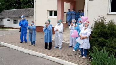 Концертом під стінами лікарні привітали франківських медиків з прийдешнім святом Концертом під стінами лікарні привітали франківських медиків з прийдешнім святом