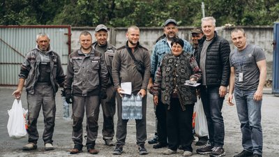 Волонтери з Чернівців допомагають відбудувати будинки в Ірпені Волонтери з Чернівців допомагають відбудувати будинки в Ірпені