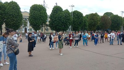 130 людей взяли участь у протесті проти вакцинації та медичних втручань у Хмельницькому. Фото Суспільне 130 людей взяли участь у протесті проти вакцинації та медичних втручань у Хмельницькому. Фото Суспільне