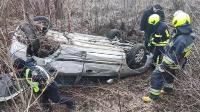 Поблизу Івано-Франківська перекинулася автівка — рятувальники деблокували людину