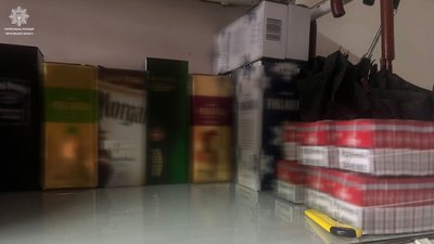 У Чернігові зі складу продавали алкоголь та цигарки без акцизних марок: поліція вилучила товару на 260 000 гривень