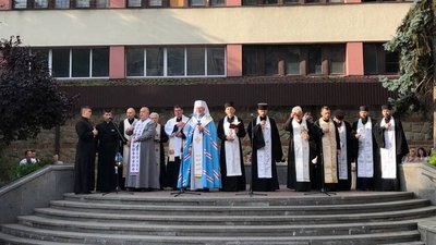Священники освятили прапор Священники освятили прапор