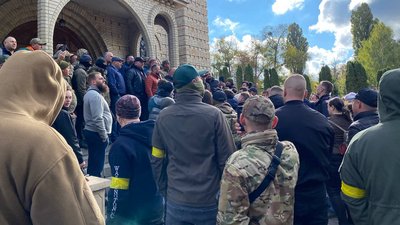 Після бійок: у Свято-Михайлівському храмі в Черкасах провели молебень українською Після бійок: у Свято-Михайлівському храмі в Черкасах провели молебень українською
