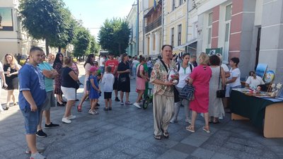 "Віват, ліцей 25" – у Житомирі на Михайлівській провели благодійну акцію "Віват, ліцей 25" – у Житомирі на Михайлівській провели благодійну акцію
