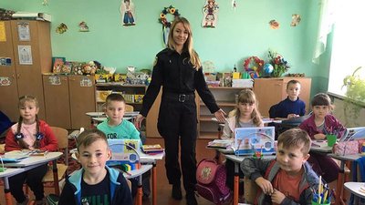 "Працюю з дітьми за покликом душі". Поліцейська з Тернопільщини розповіла про свою роботу "Працюю з дітьми за покликом душі". Поліцейська з Тернопільщини розповіла про свою роботу
