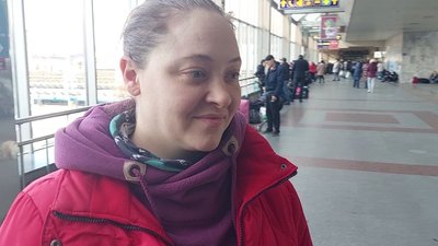"Наші собаки тримають нас у тонусі". Короткі історії з вокзалу під час евакуації "Наші собаки тримають нас у тонусі". Короткі історії з вокзалу під час евакуації